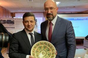 Президент Володимир Зеленський і поки ще віцепрем'єр-міністр і міністр розвитку громад і територій Денис Шмигаль