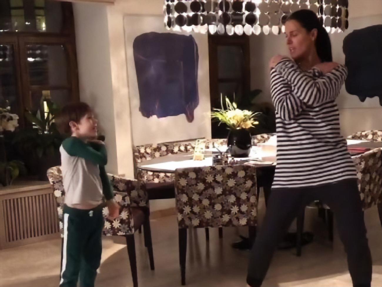 Єфросиніна укладає сина за допомогою колискового танцю