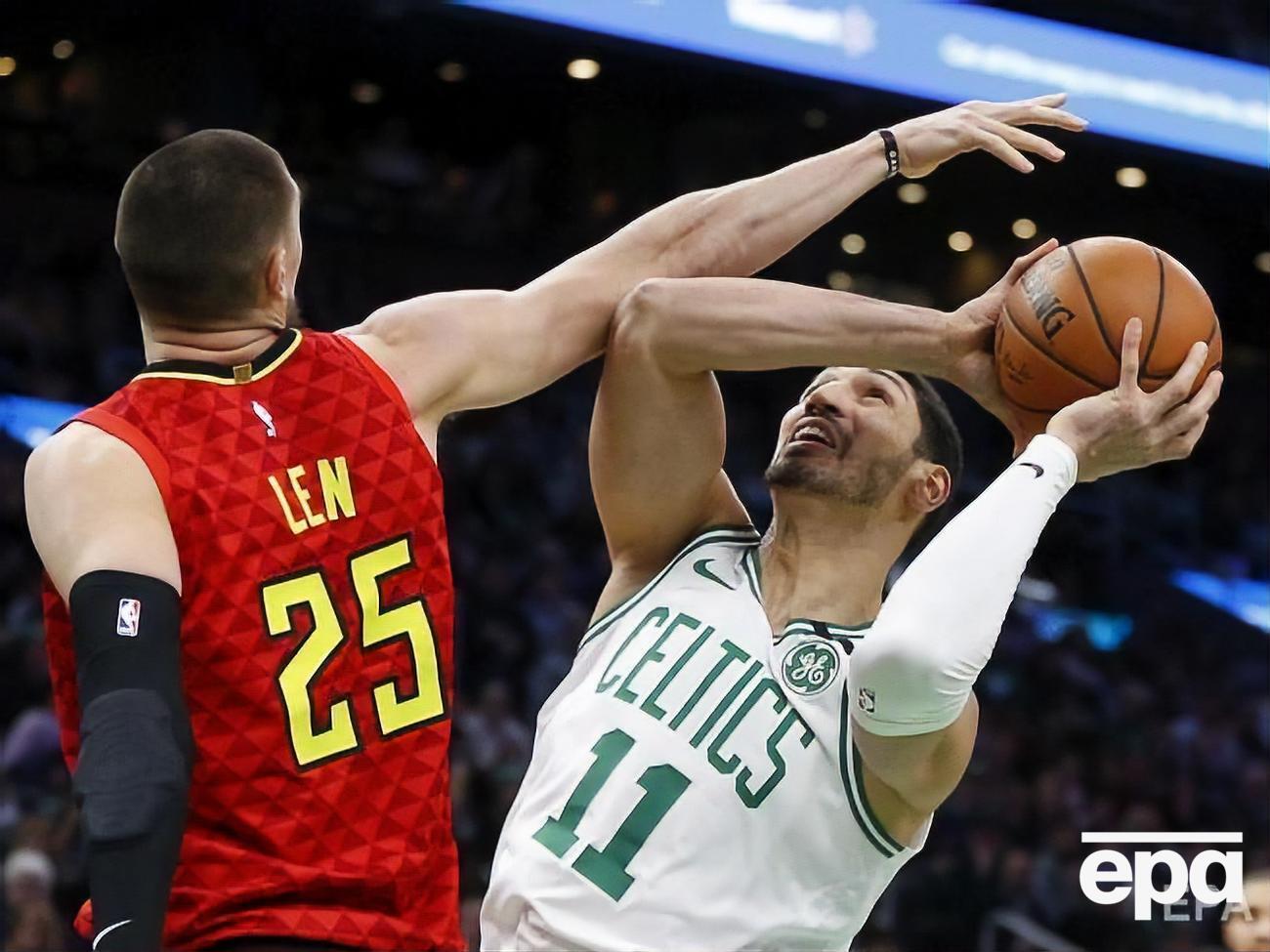 Лень (ліворуч) провів на майданчику 14 хвилин