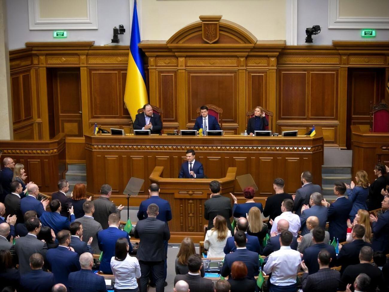 Зеленський розкритикував уряд. За його словами, Кабміну "потрібні нові мізки"