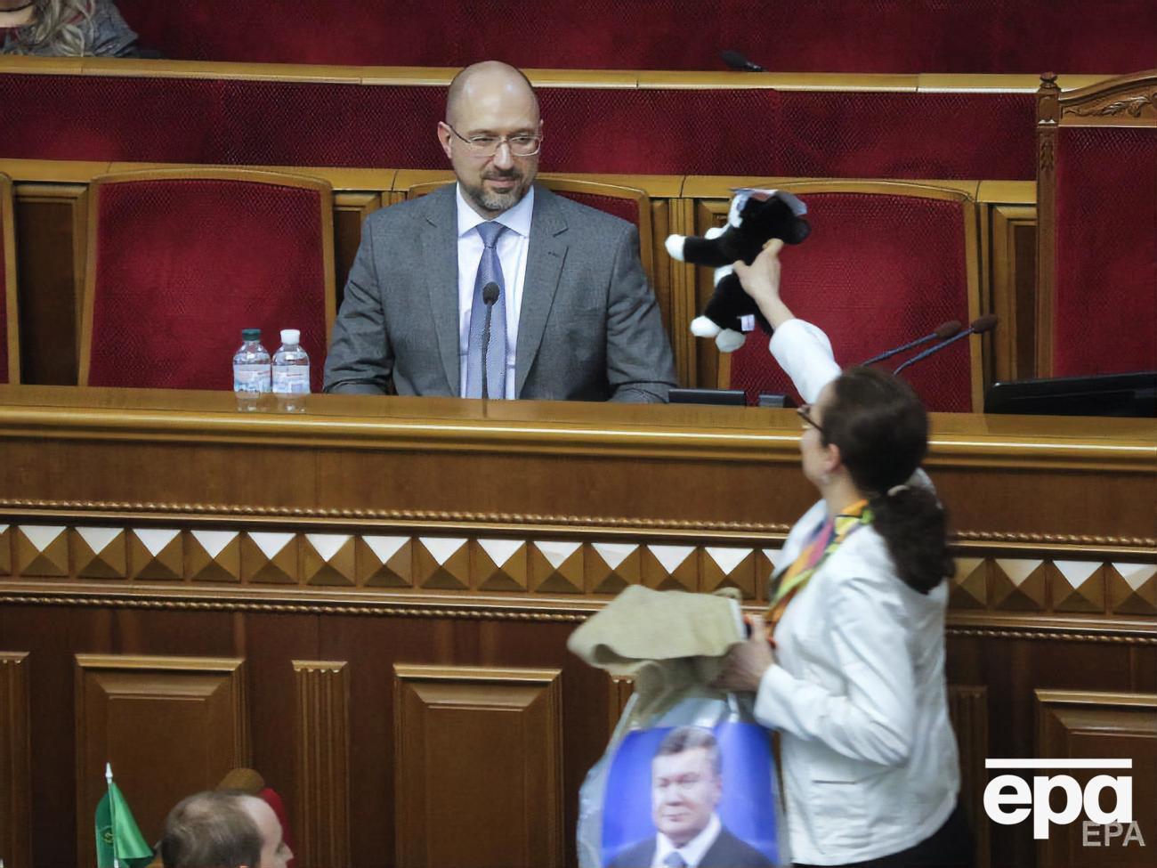 Клименко подарила Шмыгалю мягкую игрушку
