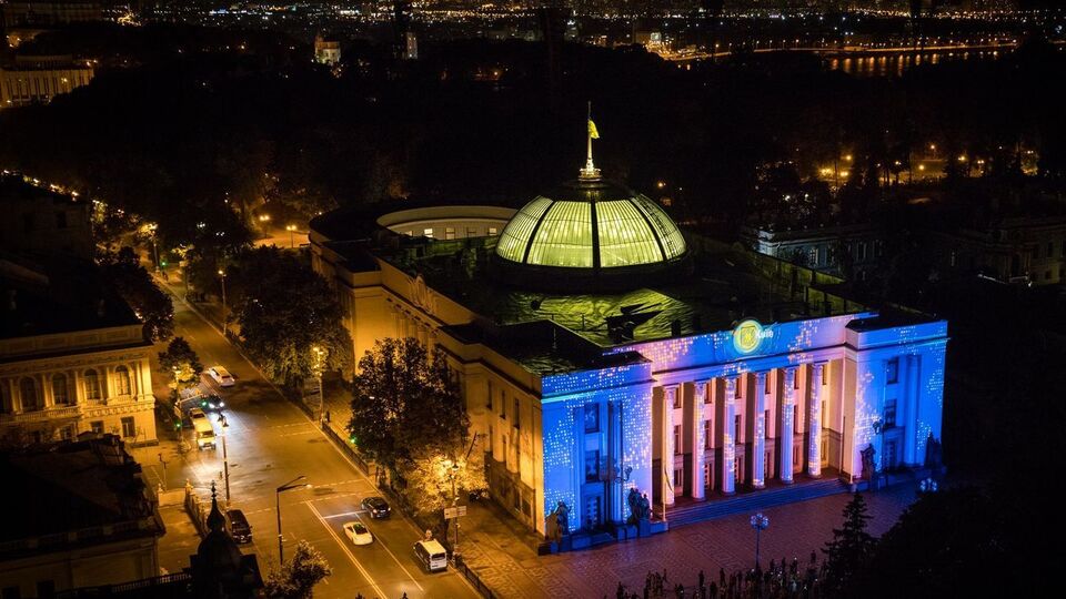 У порядку денному позачергового засідання Ради одне питання