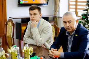 Костюк (слева) проголосовал против нового правительства, но поддержал назначения новых премьера, главы Минобороны и МИД