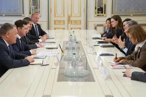 Українська та канадська сторони обговорили питання компенсацій родичам загиблих під час катастрофи літака