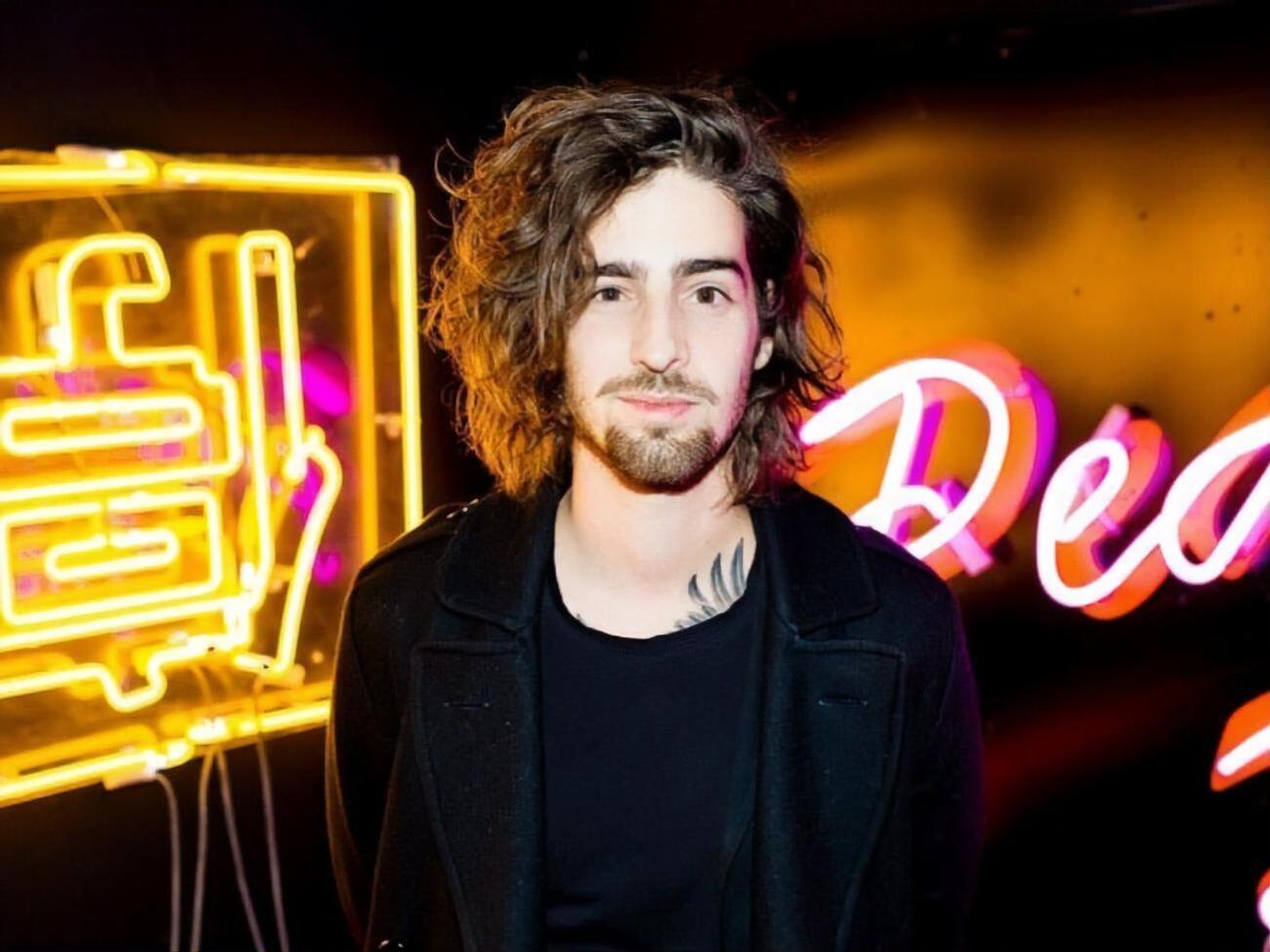 Песню "Более или менее" для музыканта написала Jerry Heil