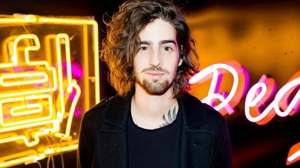 Песню "Более или менее" для музыканта написала Jerry Heil