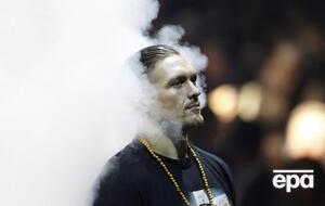 Усик розпочав кар'єру професійного боксера у 2013 році