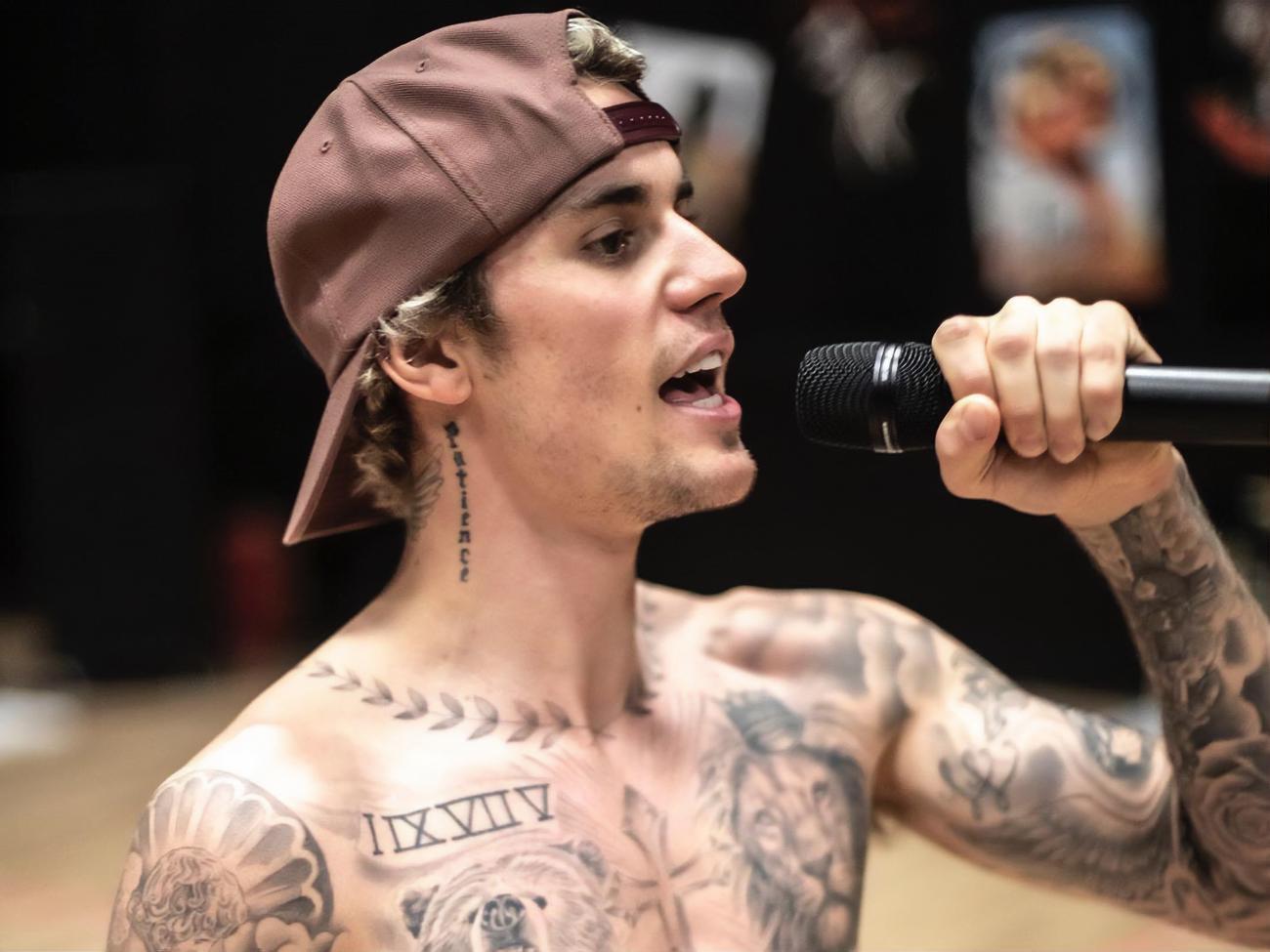 Бібер показав голий торс