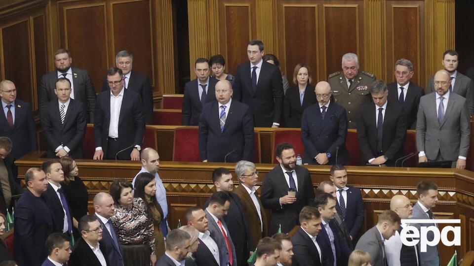 Немчинов (четвертый слева в первом ряду ложи правительства) был назначен “министром без портфеля”