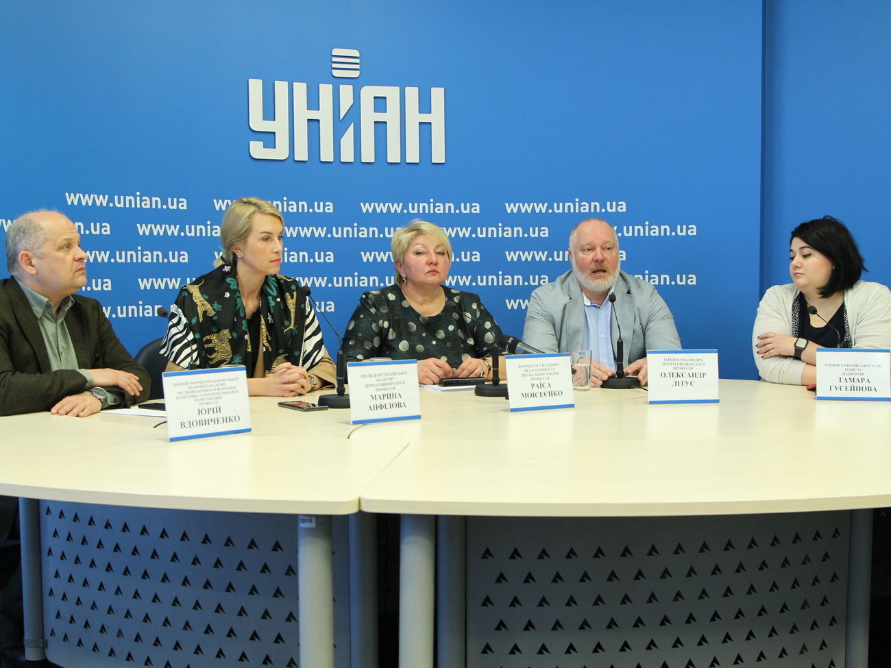 Раїса Моісеєнко (у центрі): 300 тис. пацієнтів утратять можливість лікуватися у високопрофесійних лікарів