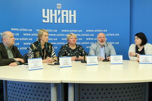 Раїса Моісеєнко (у центрі): 300 тис. пацієнтів утратять можливість лікуватися у високопрофесійних лікарів