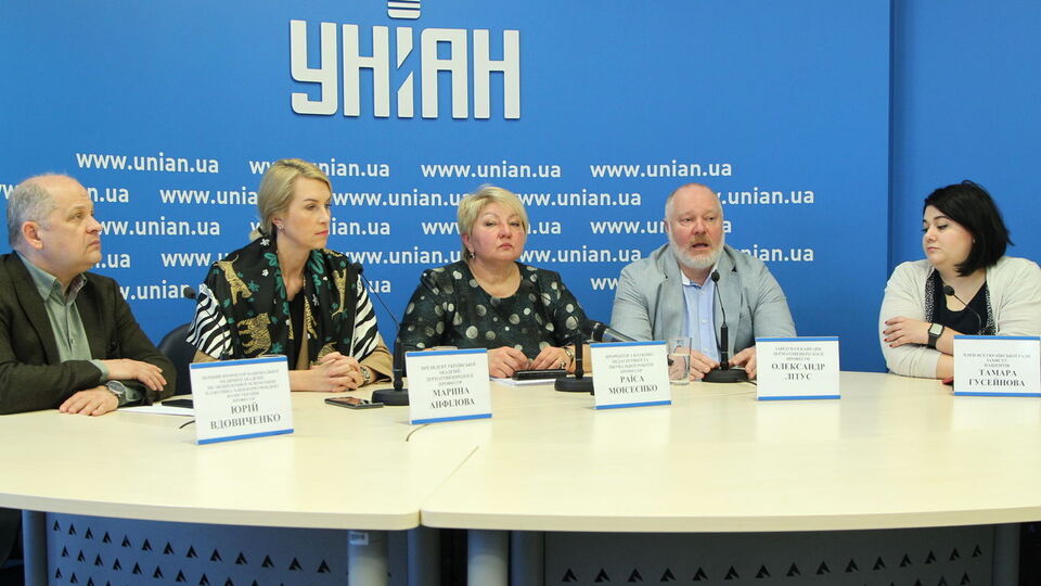 Раїса Моісеєнко (у центрі): 300 тис. пацієнтів утратять можливість лікуватися у високопрофесійних лікарів