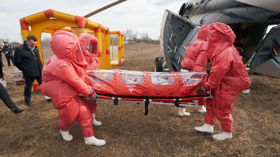 Заступника Єрмака помістили в капсулу для транспортування інфекційних хворих. Фоторепортаж