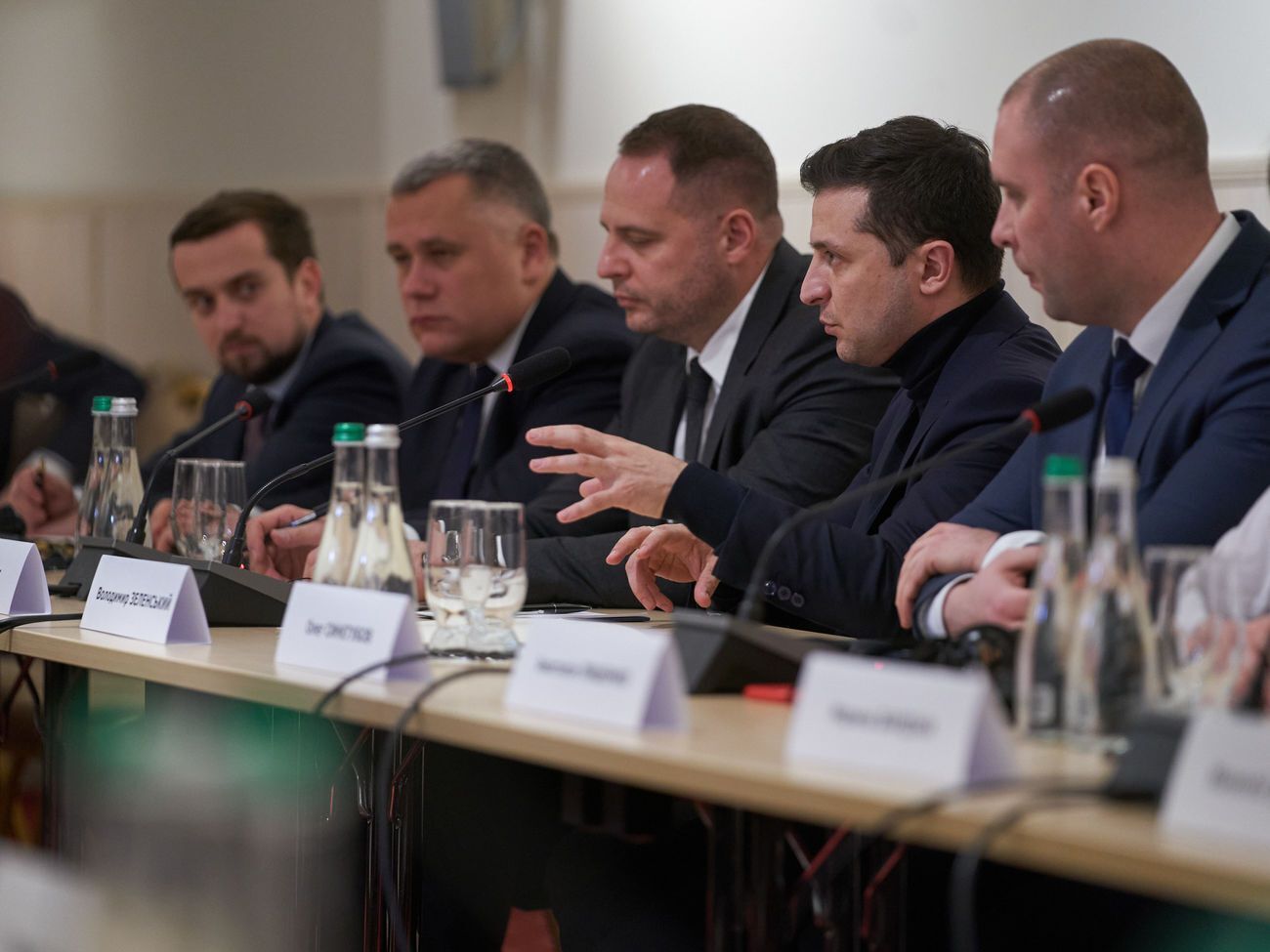 Зеленский (на фото второй справа) находился с визитом в Полтавской области