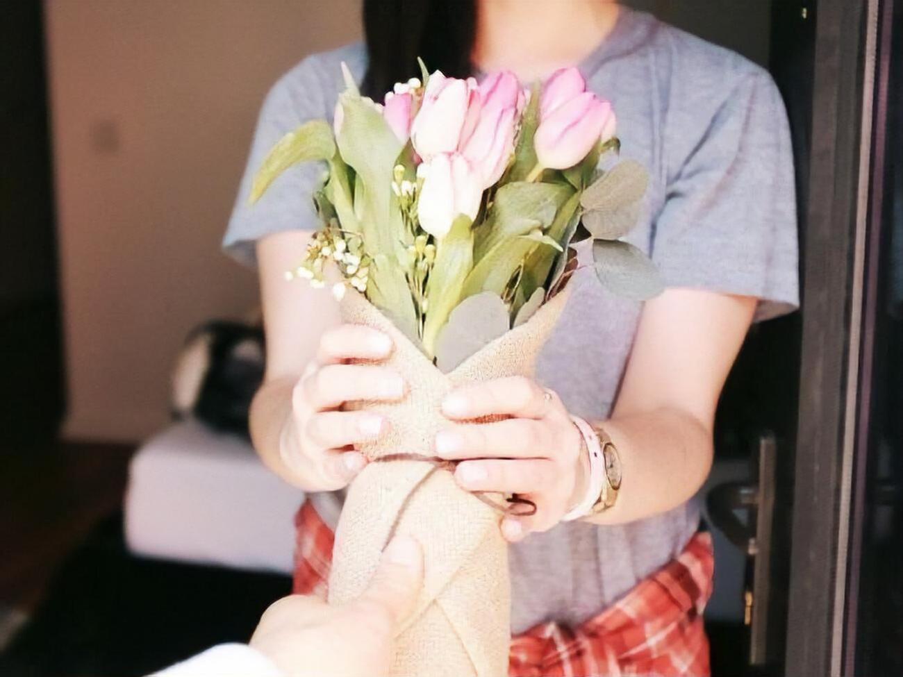 Свежие тюльпаны могут стоять в вазе до двух недель