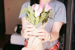 Свежие тюльпаны могут стоять в вазе до двух недель