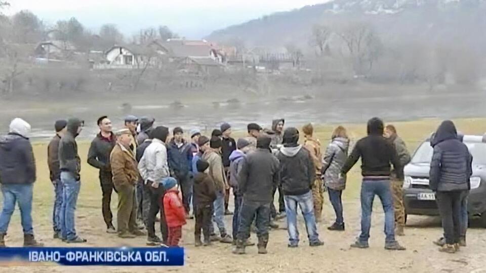 Люди с топорами заявили, что журналисты "Интера" незаконно проводили съемку в селе Мостыще