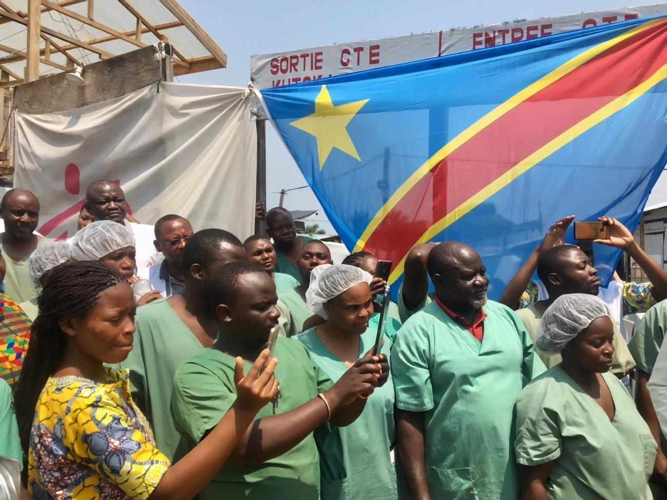 Врачи отпраздновали выздоровление последнего больного лихорадкой Эбола