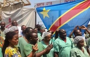 Врачи отпраздновали выздоровление последнего больного лихорадкой Эбола