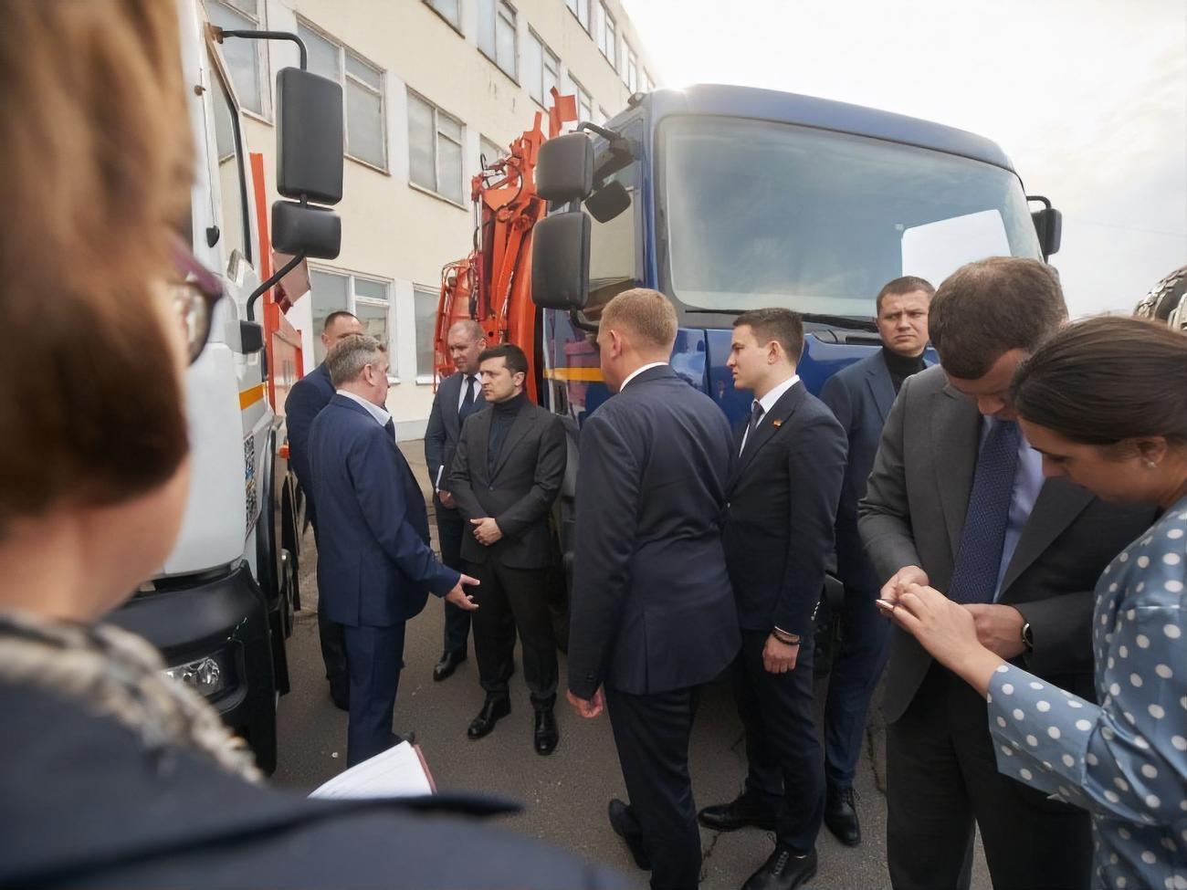 Зеленский посетил завод "АвтоКрАЗ" во время поездки в Кременчуг