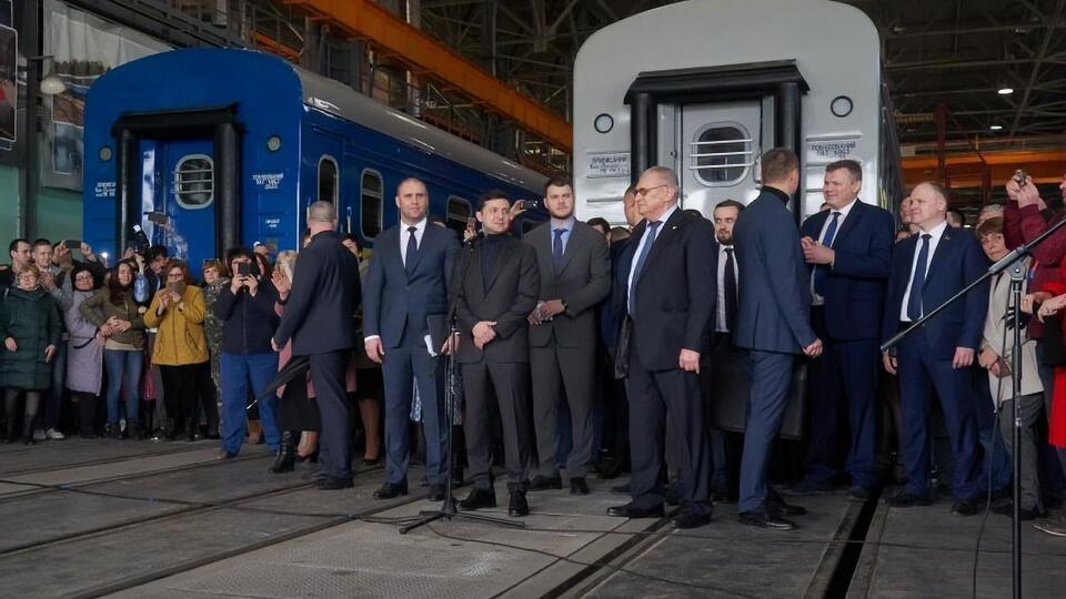 Зеленский и Криклий (в центре) вчера встретились с коллективом Крюковского вагоностроительного завода