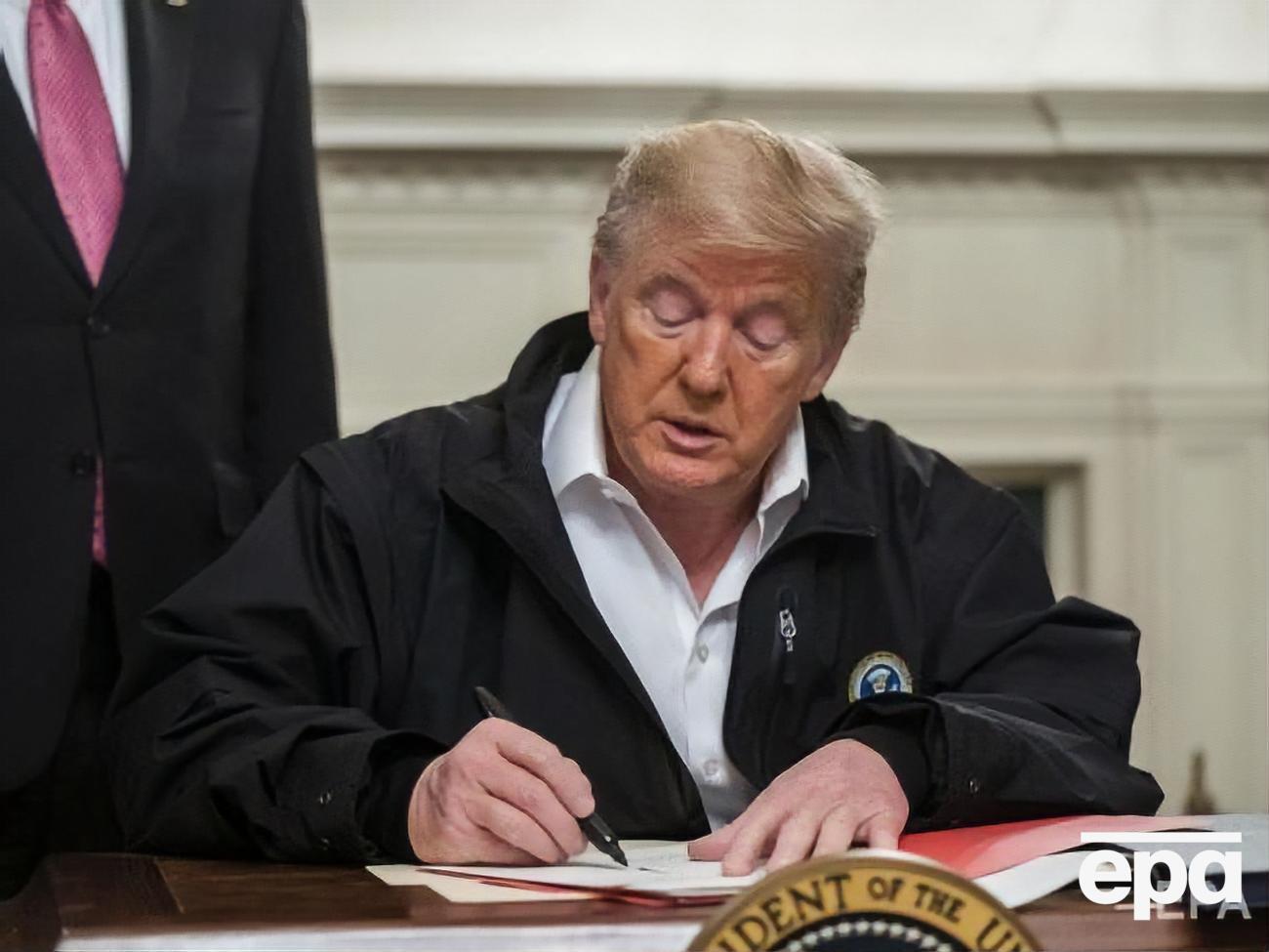 Трамп подписал документ в Белом доме