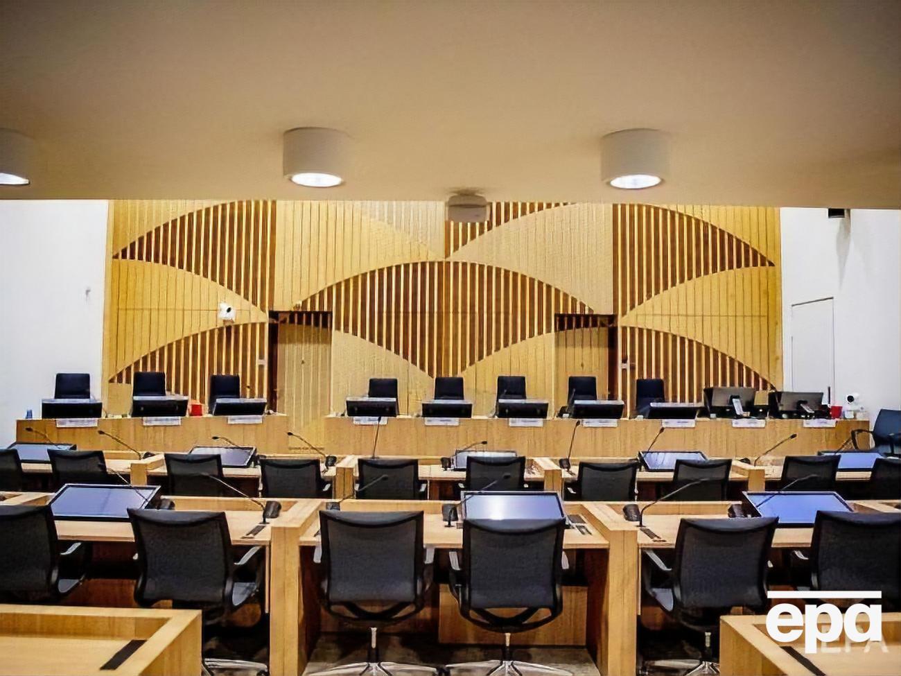В судебном зале будет находиться более 100 человек