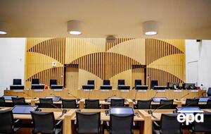 В судебном зале будет находиться более 100 человек