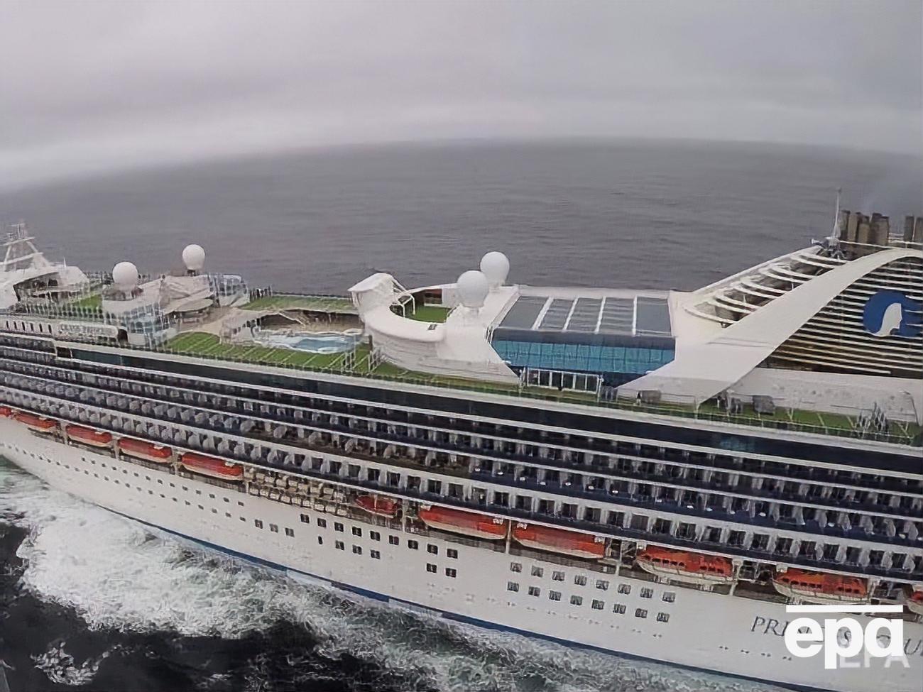 На судне находится&nbsp;2422 пассажира и 1111 членов экипажа