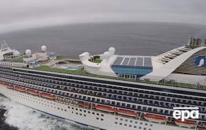 На судне находится 2422 пассажира и 1111 членов экипажа