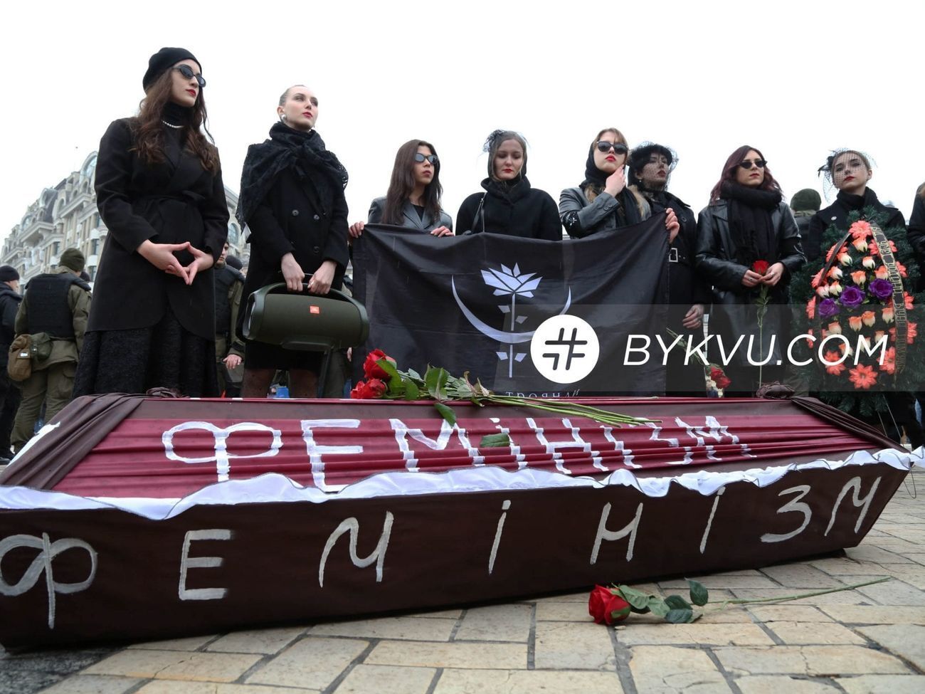 Жінки в жалобній одежі принесли на акцію квіти і труну