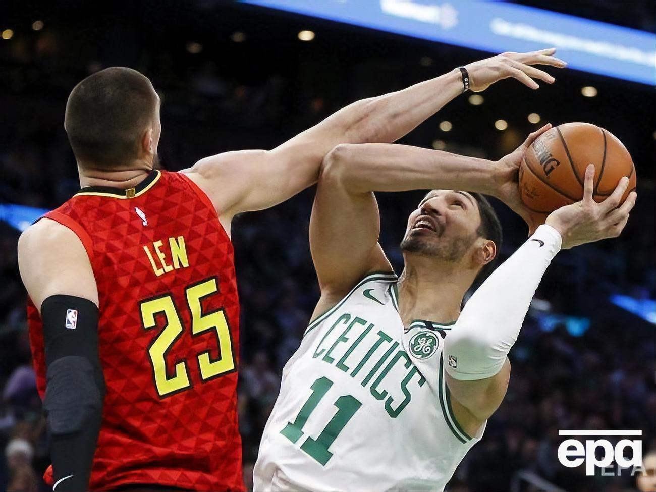 Лень (ліворуч) виступає за "Сакраменто"