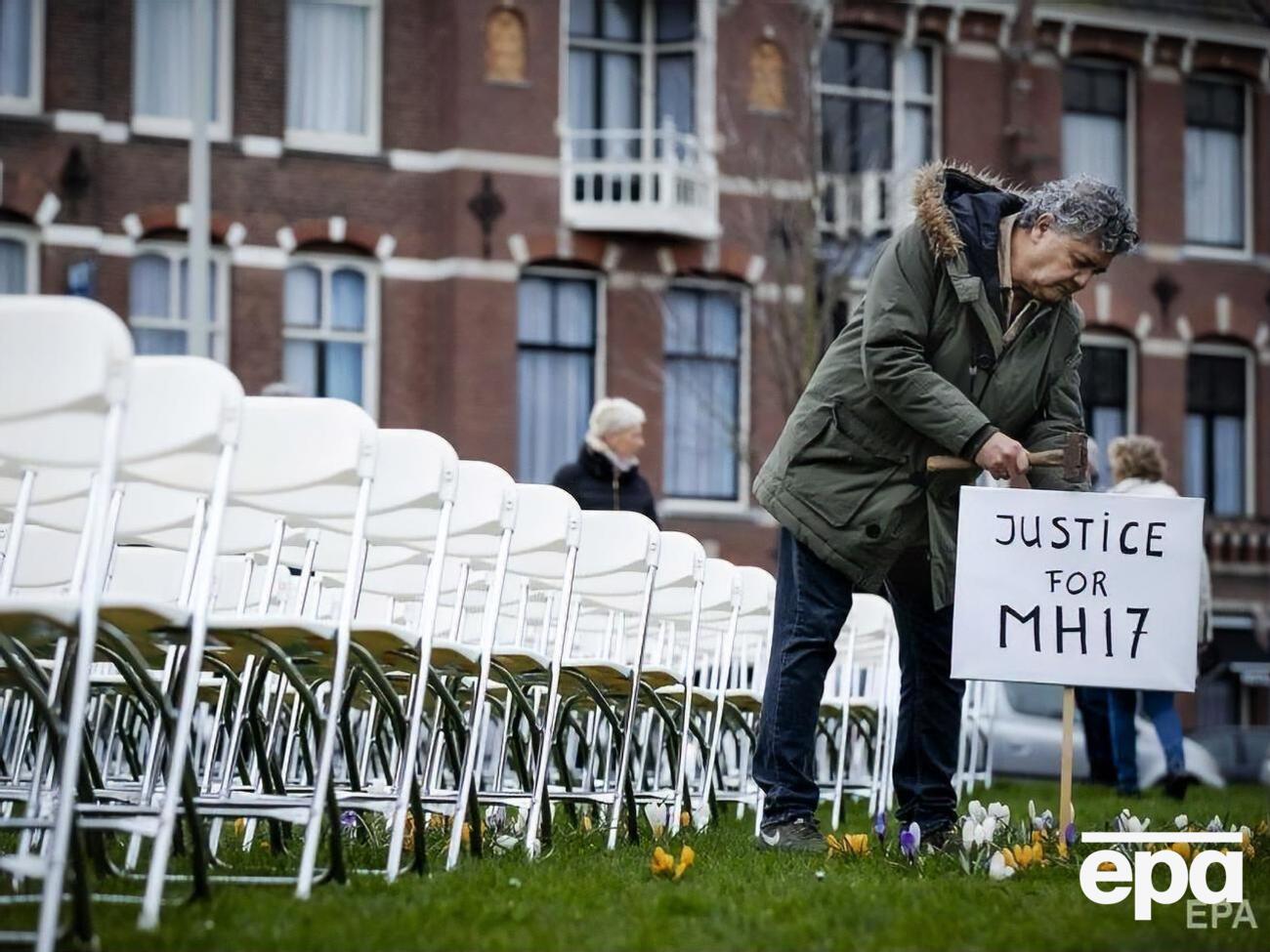 Перед початком суду родичі жертв улаштували акцію під посольством РФ у Гаазі, розставивши 298 білих порожніх&nbsp;стільців, які символізують кожного загиблого на борту збитого малайзійського Boeing рейсу МН17