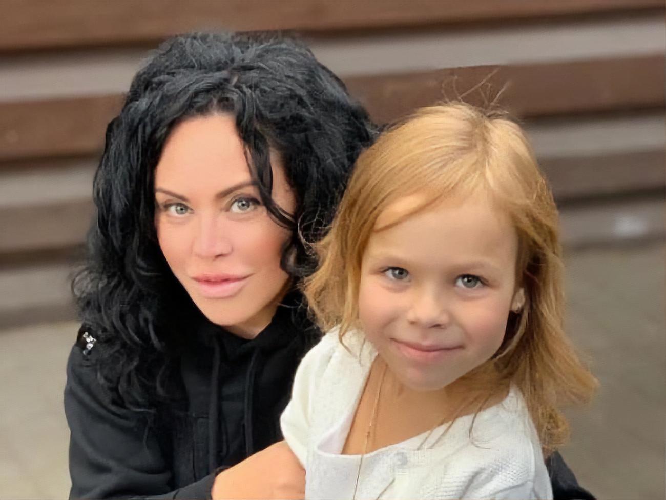 Мельник&nbsp;декламирует наизусть произведения Маяковского, Симоненко, Высоцкого и Остапа Вишни