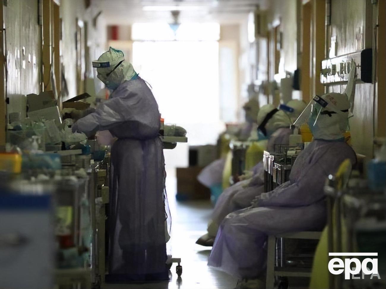 Тимчасові лікарні в Ухані почали зачиняти