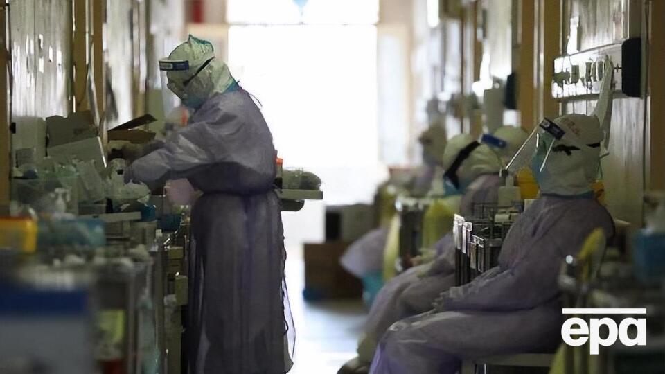 Тимчасові лікарні в Ухані почали зачиняти