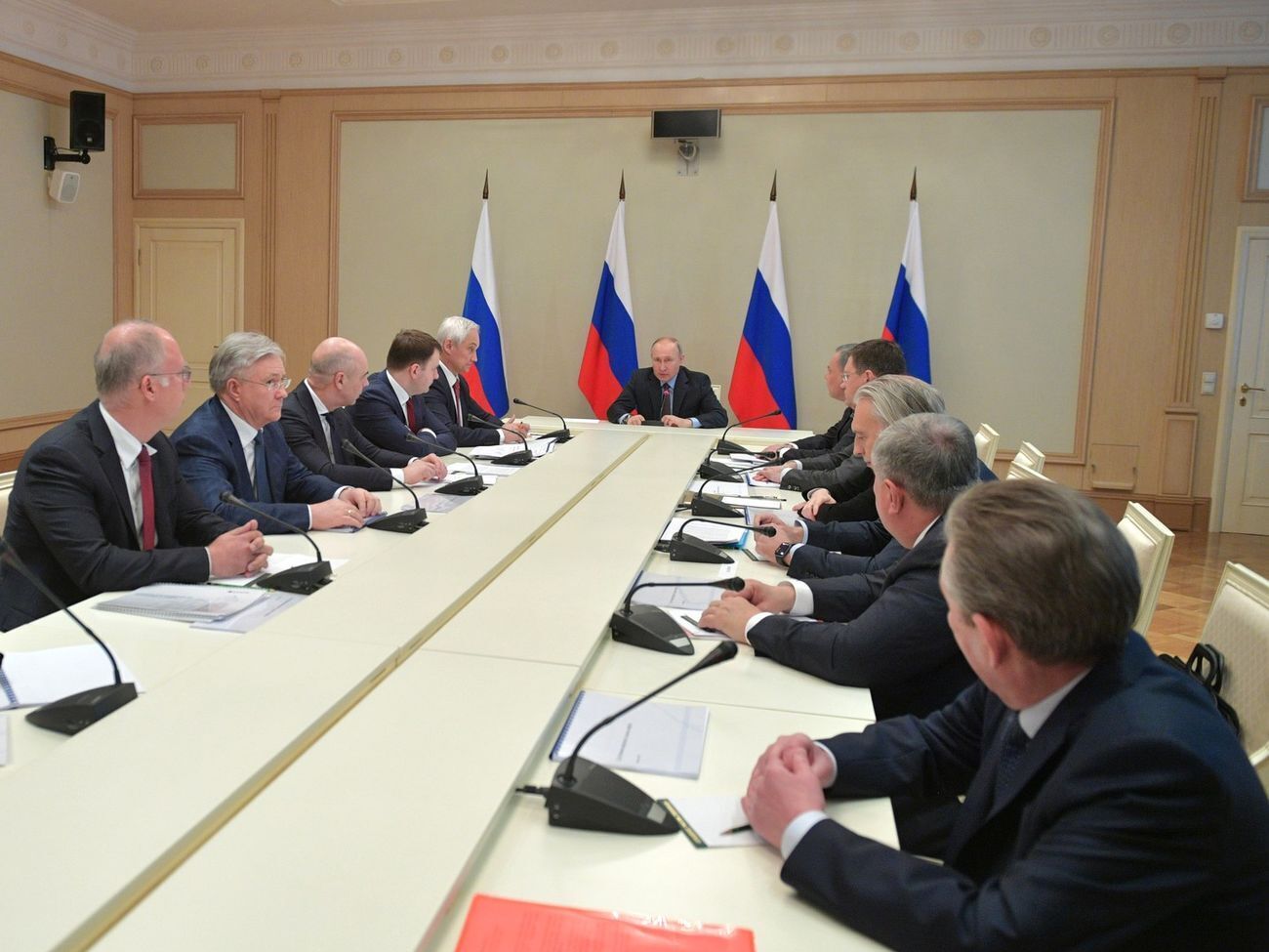 Путін обговорював нафтогазові питання з керівниками провідних російських нафтогазових компаній 1 березня в аеропорту "Внуково-2"