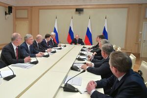 Путін обговорював нафтогазові питання з керівниками провідних російських нафтогазових компаній 1 березня в аеропорту "Внуково-2"