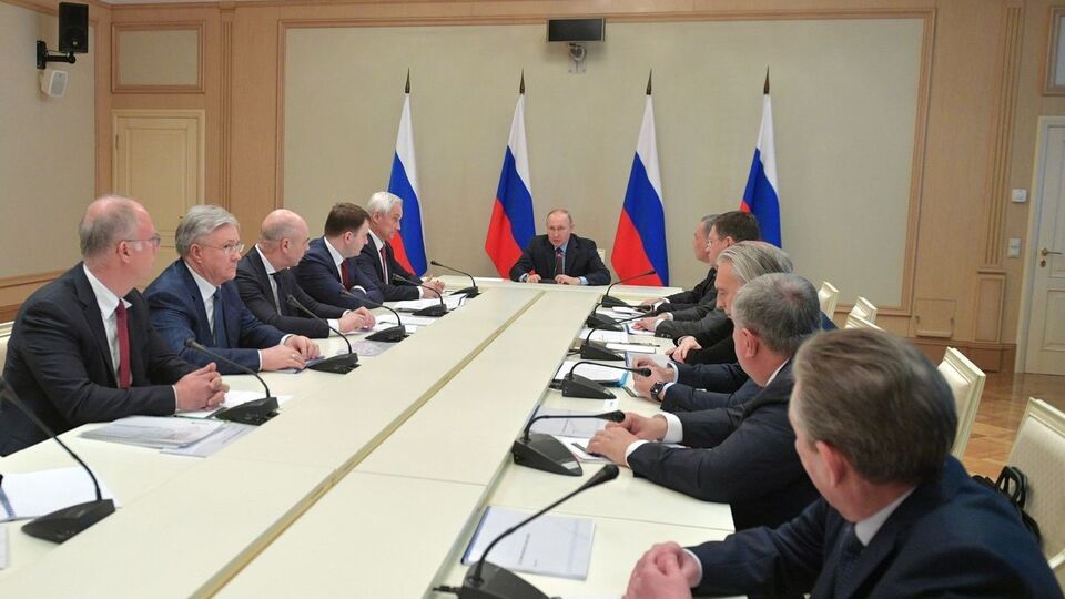 Путін обговорював нафтогазові питання з керівниками провідних російських нафтогазових компаній 1 березня в аеропорту "Внуково-2"