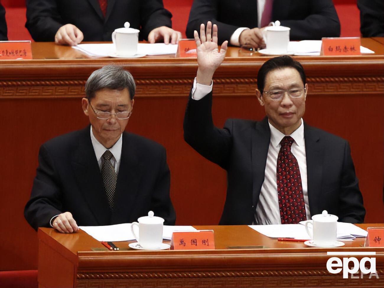 Чжун Наньшань (праворуч) відомий як першовідкривач коронавірусу, що спричиняє SARS