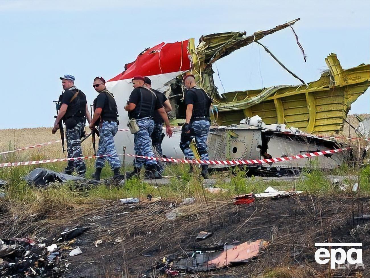 Boeing 777, летевший из Амстердама в Куала-Лумпур рейсом MH17, потерпел крушение 17 июля 2014 года на Донбассе