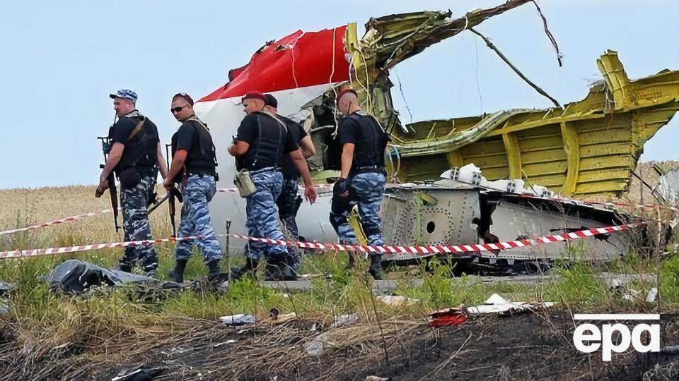 Boeing 777, що летів з Амстердама в Куала-Лумпур рейсом MH17, зазнав аварії 17 липня 2014 року на Донбасі
