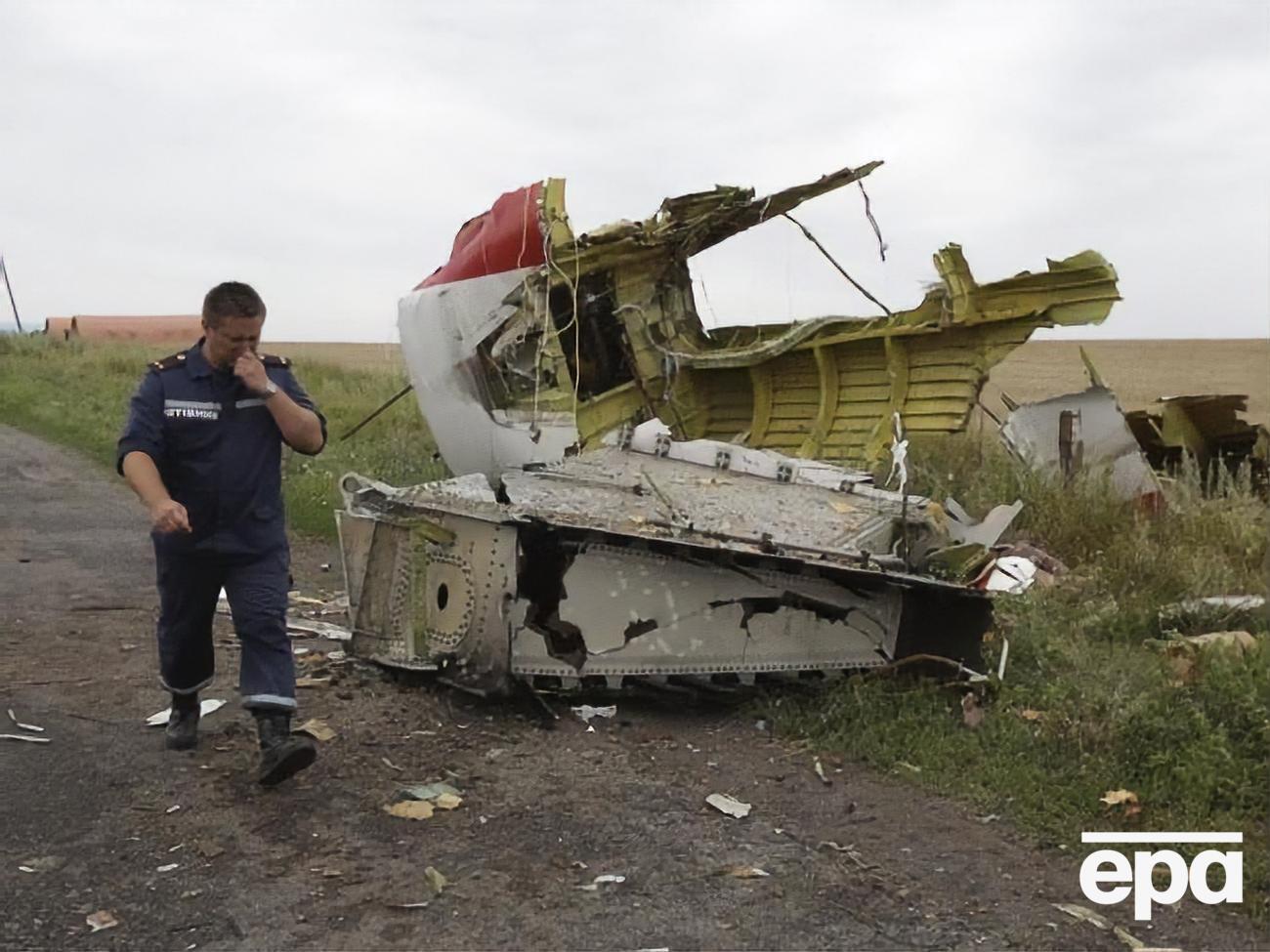 Boeing 777, який летів з Амстердама в Куала-Лумпур рейсом MH17, зазнав аварії 17 липня 2014 року на Донбасі