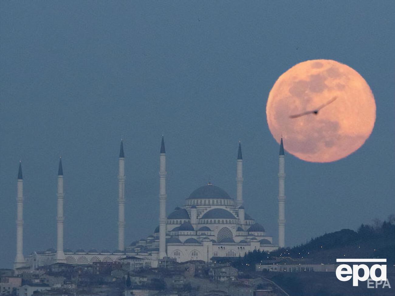 Стамбул, 9 березня. Місяць виглядає яскравішим, ніж зазвичай