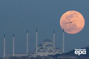 Стамбул, 9 марта. Луна выглядит более яркой, чем обычно