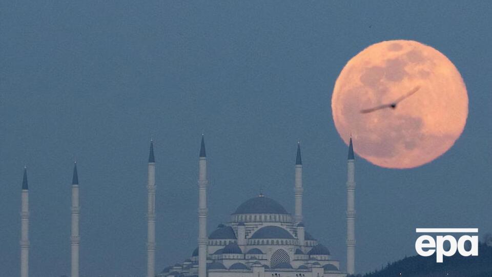 Стамбул, 9 березня. Місяць виглядає яскравішим, ніж зазвичай