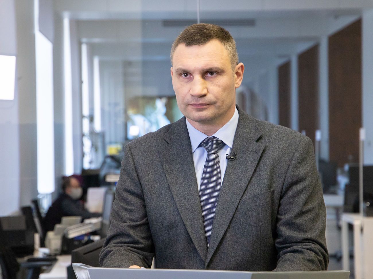 Кличко: Усім "не вірю в загрозу" і "це не про мене" скажу: спустіться, будь ласка, на землю!