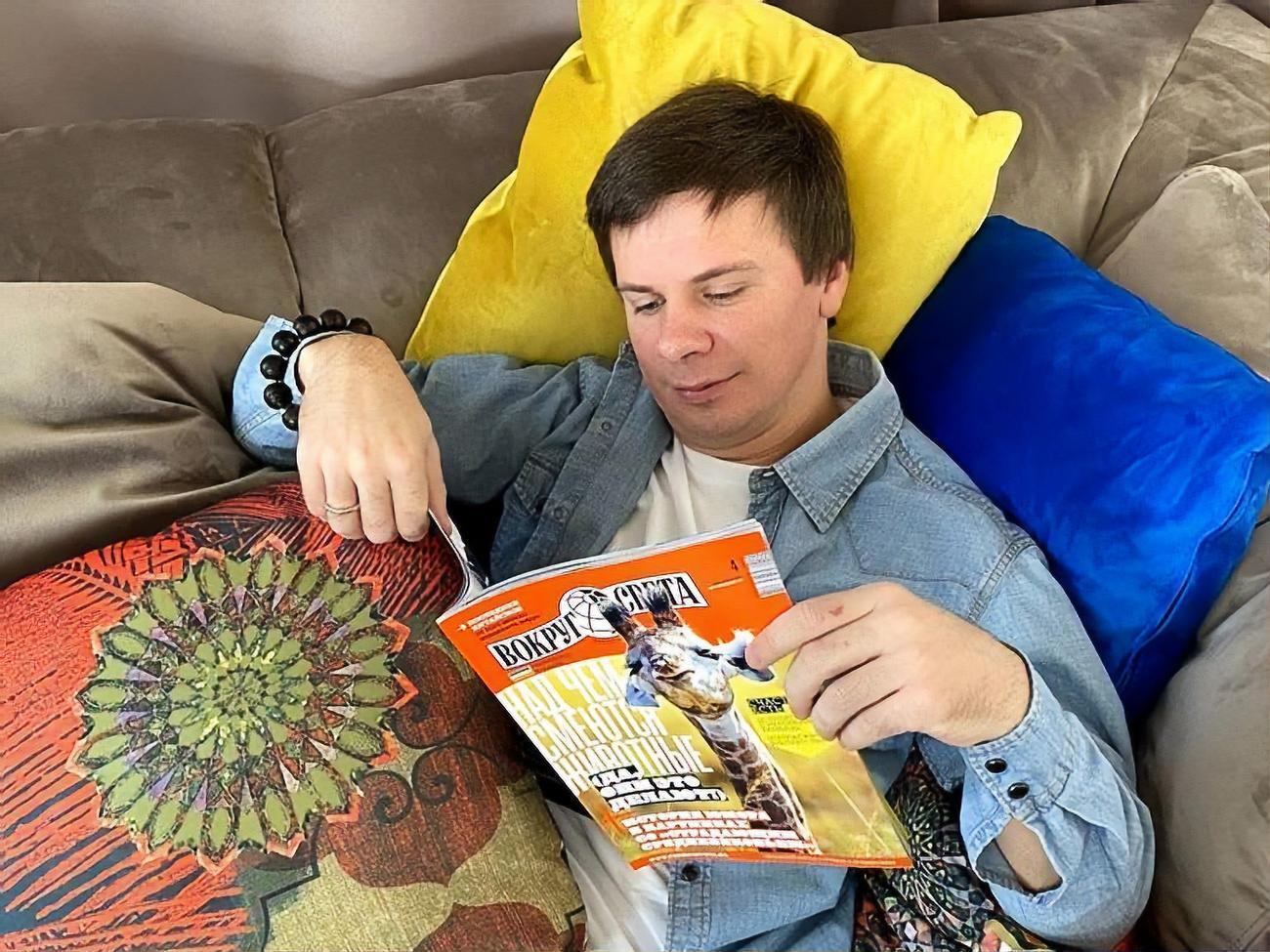 Первая передача Комарова "Мир наизнанку" вышла в декабре 2010 года