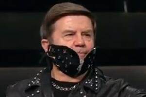 Черная маска с заклепками дополняла образ ведущего, одетого в черную куртку-косуху