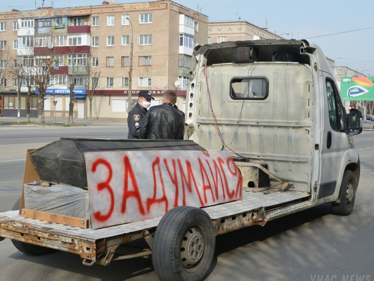 Неизвестные напали на автомобиль, разбили лобовое стекло, салон, украли звуковую аппаратуру и сломали гроб